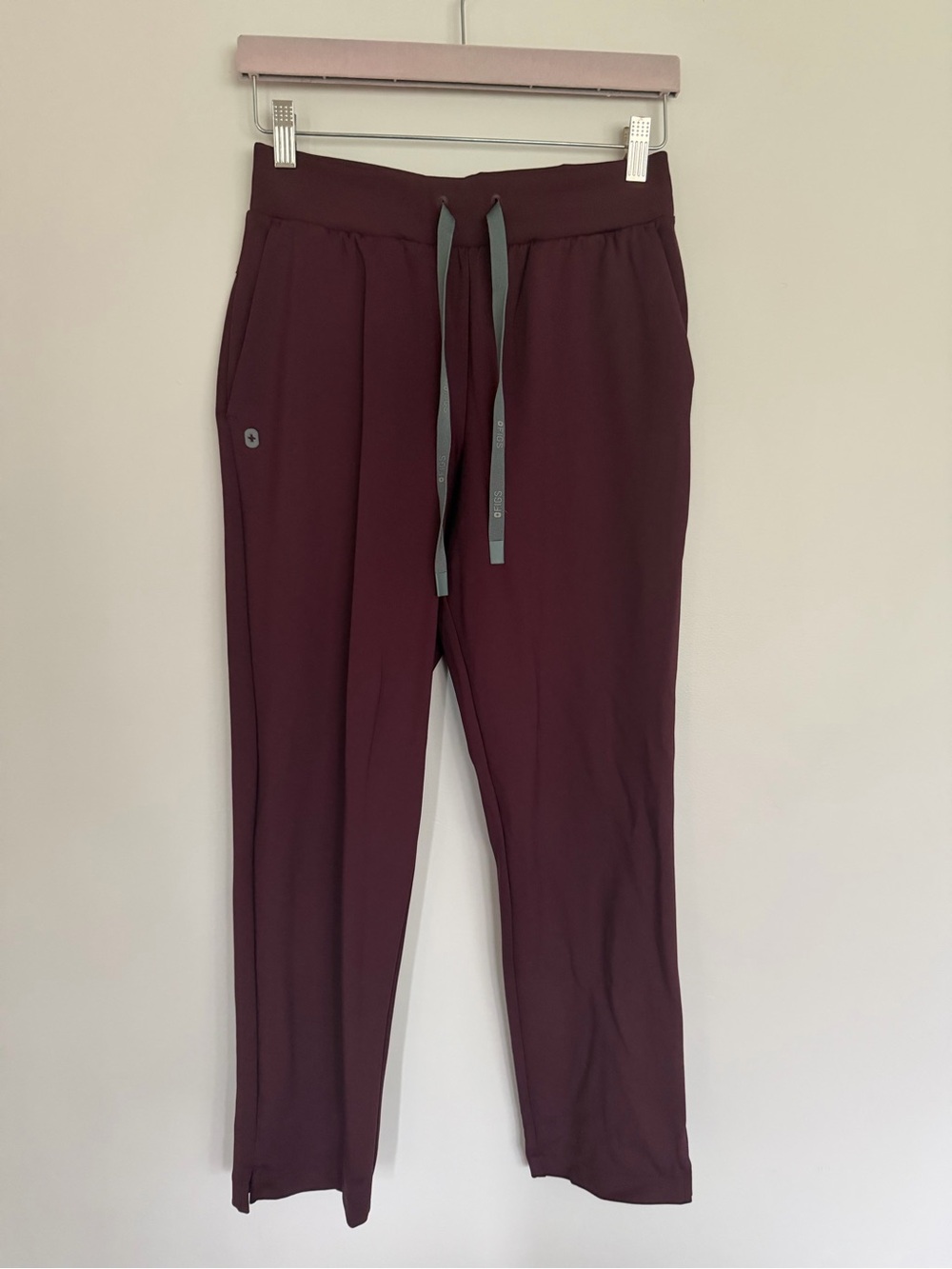 FIGS Burgundy Slim Scrub Pants Size Small – EUC